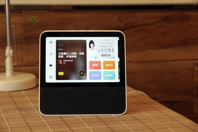 Redmi小爱触屏音箱到底香不香？Redmi搬起石头“打”小米的脚