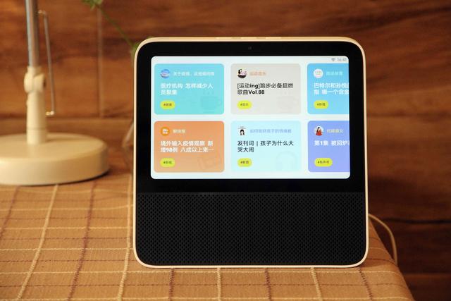 Redmi小爱触屏音箱到底香不香？Redmi搬起石头“打”小米的脚