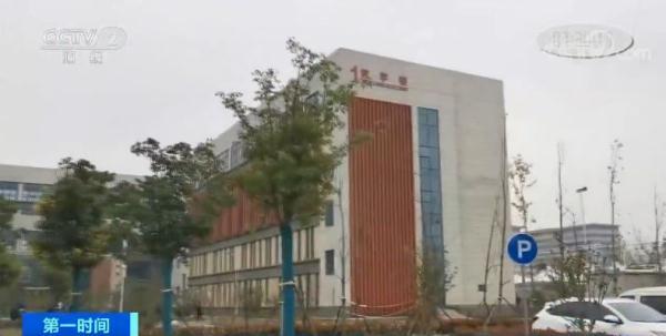 学校建新楼欠了700万，一拖就是两年！企业搭上百万利息……