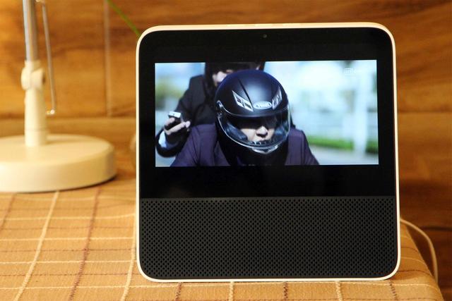 Redmi小爱触屏音箱到底香不香？Redmi搬起石头“打”小米的脚