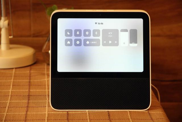 Redmi小爱触屏音箱到底香不香？Redmi搬起石头“打”小米的脚
