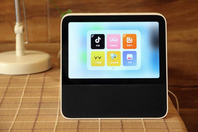 Redmi小爱触屏音箱到底香不香？Redmi搬起石头“打”小米的脚