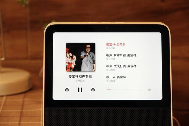 Redmi小爱触屏音箱到底香不香？Redmi搬起石头“打”小米的脚