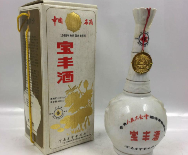 往白酒中滴几滴白开水，好酒坏酒立“现原形”，建议爱喝酒的看看