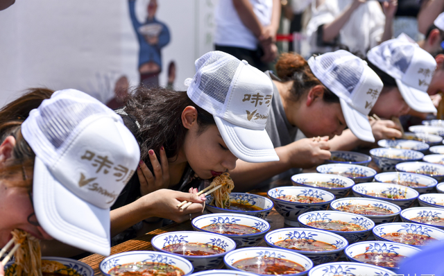 湖南女人开面馆，一年狂赚100万，都是套路，生意人都可以学一学