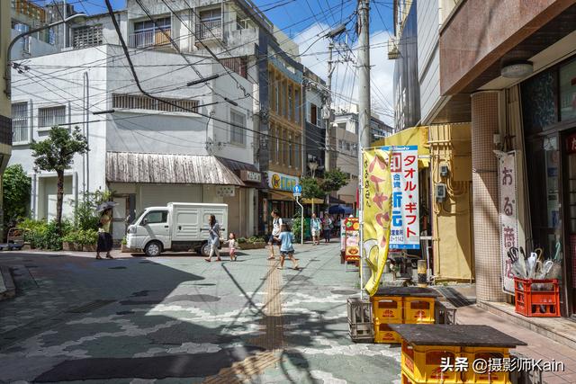 镜头中的日本冲绳街景，虽然略显破旧，环境却非常舒适宜居