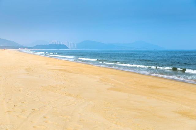 海滨度假：沙滩、阳光和海浪的完美组合