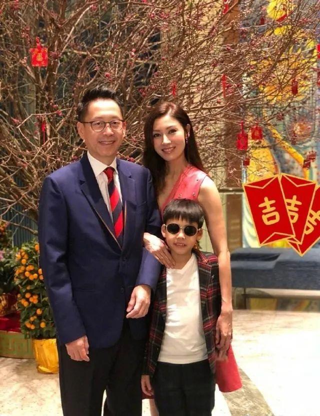 何超琼前夫现身d王葬礼，曾花两千万办世纪婚礼，却因李嘉欣离婚