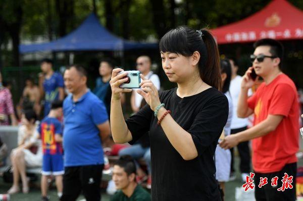 踢快乐足球，享惬意周末，汉口江滩又热闹起来了