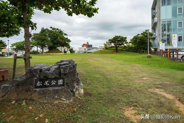 镜头中的日本冲绳街景，虽然略显破旧，环境却非常舒适宜居