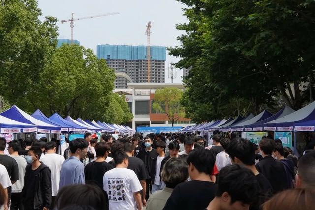 武汉商贸职业学院举行2023年春季大学生实习暨就业双选会