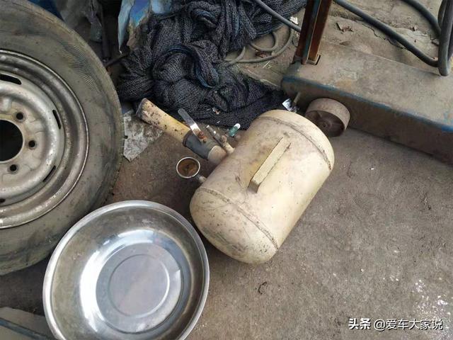 补完胎充气，轮胎突然“啪啪”响？维修师傅：不响还不正常呢