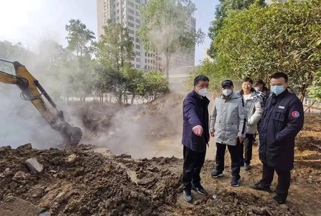 节后首个工作日 青山城管记挂群众供暖事