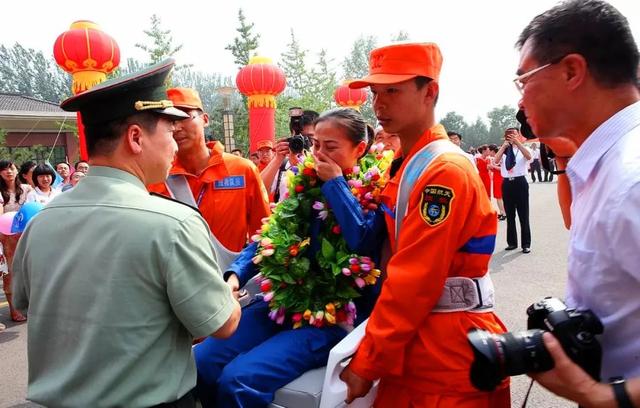 在太空中生活，女航天员如何克服生理问题？航天女英雄牺牲太大了