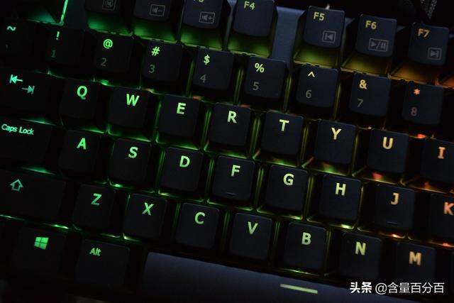 Cherry红轴与灯光同步加持，技嘉AORUS 猎鹰K1机械键盘开箱评测