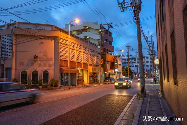 镜头中的日本冲绳街景，虽然略显破旧，环境却非常舒适宜居