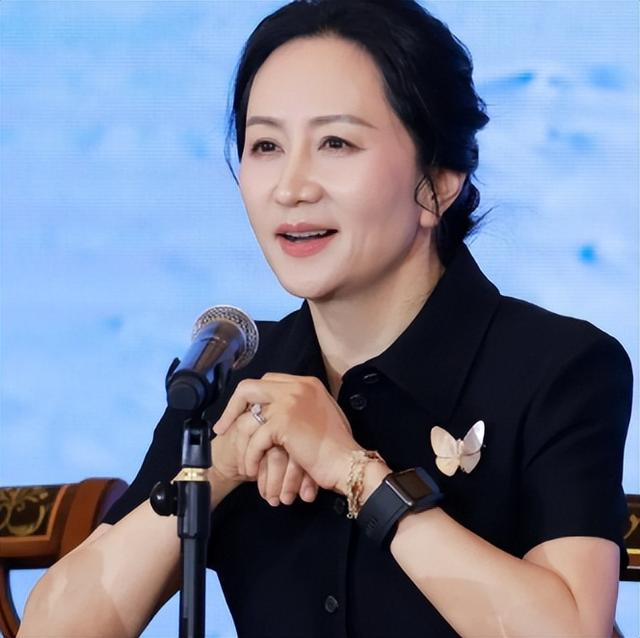 看51岁孟晚舟才明白：女人上了年纪，衣着得体，色不过三，更优雅