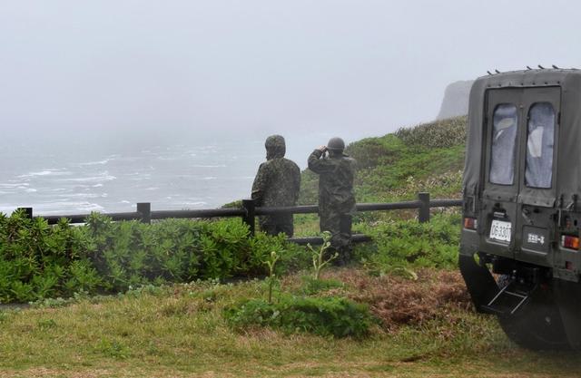 日本海保厅还在搜救师团长遗体，一架海保厅飞机倒扣草地