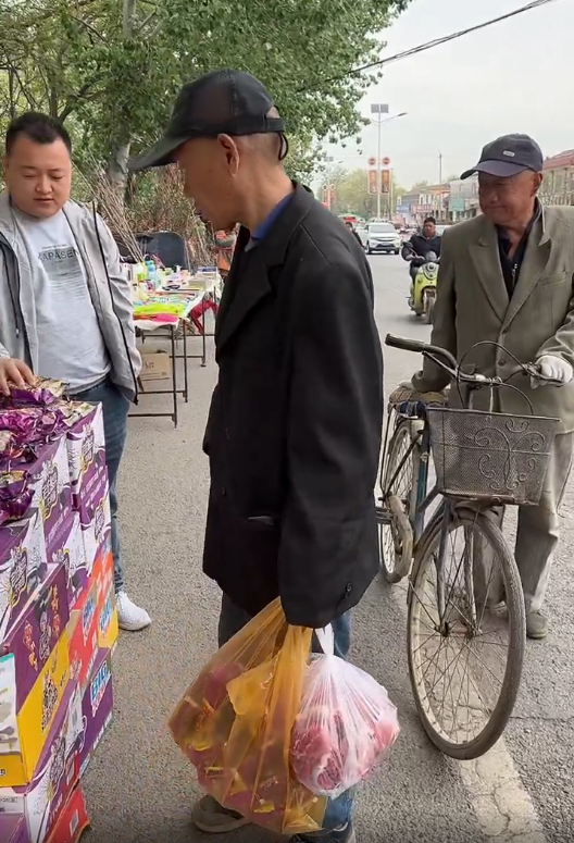 康师傅方便面成“地摊货”，一元一袋鲜有人问津，商家太不容易了