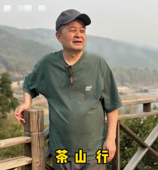 毕福剑现状凄惨，陋居农村，戴草帽成农民，皮肤黝黑走路驼背太老