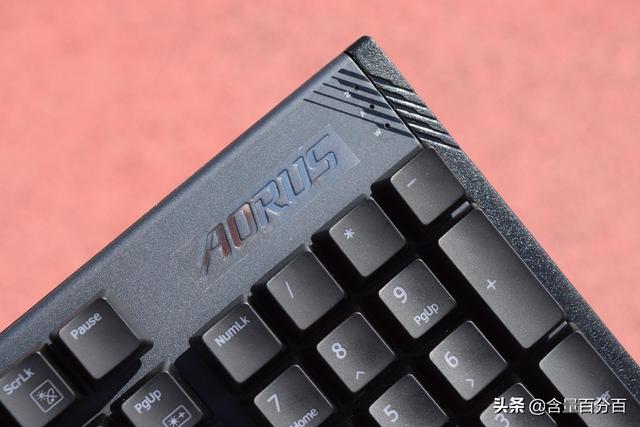 Cherry红轴与灯光同步加持，技嘉AORUS 猎鹰K1机械键盘开箱评测