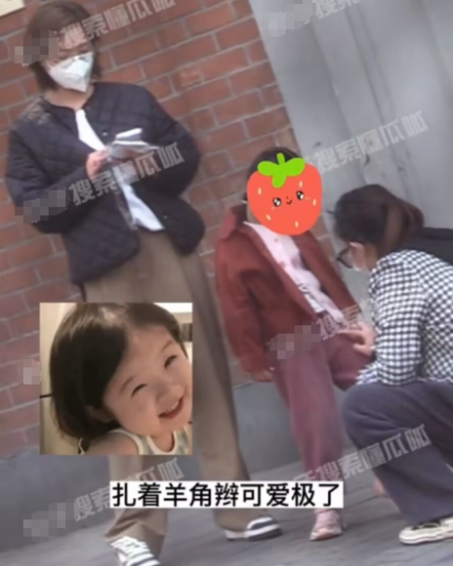 万茜带女儿出门学艺，小姑娘扎羊角辫身高超妈妈腰部，爱粘着爸爸