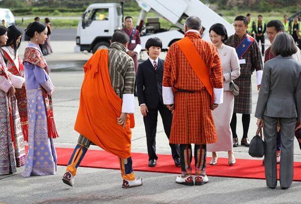 日本皇太子一家访问不丹，高颜值的三位不丹公主亲自去机场迎接 