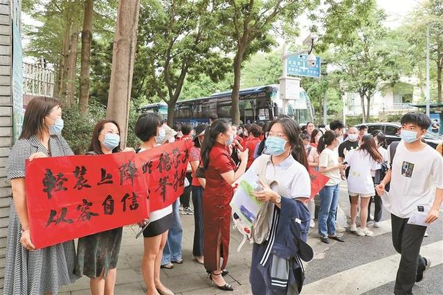 郑州高考“氛围组”会搞事，接送车挂“北京大学”“清华园”牌匾