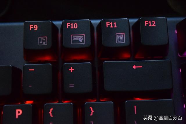 Cherry红轴与灯光同步加持，技嘉AORUS 猎鹰K1机械键盘开箱评测