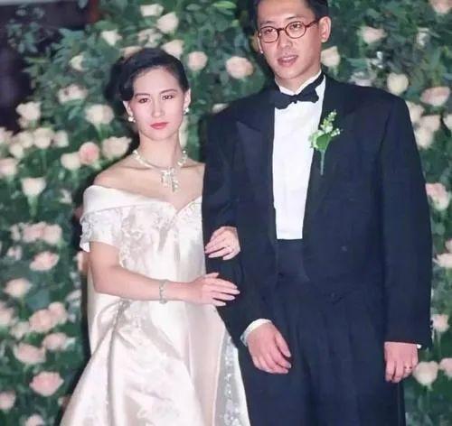 何超琼前夫现身d王葬礼，曾花两千万办世纪婚礼，却因李嘉欣离婚