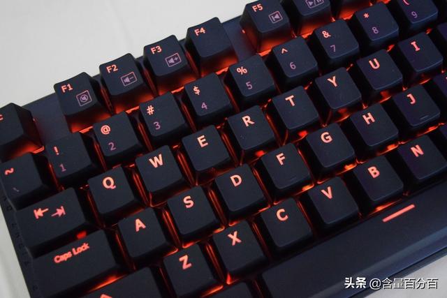 Cherry红轴与灯光同步加持，技嘉AORUS 猎鹰K1机械键盘开箱评测