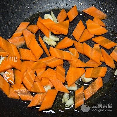 一学就上手的胡萝卜木耳炒肉，小白也能1秒变大厨！