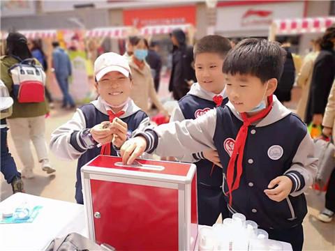 半岛首场公益集市筹集的足球已送至陇南 当地孩子发来感谢视频