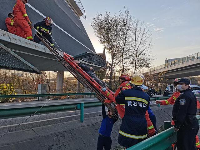 湖北一高速公路桥面侧翻?已致3人死亡4人受伤