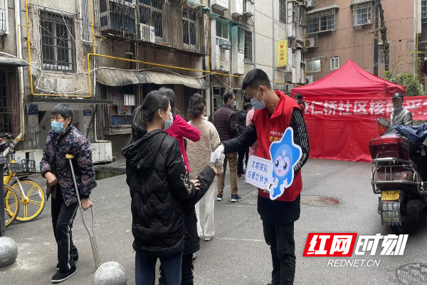 “责任大于生意”火锅店员工穿上红马甲变“全日制”志愿者