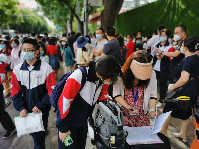 高考首日，东直门中学考点老师送考生棒棒糖寓意“棒棒的”