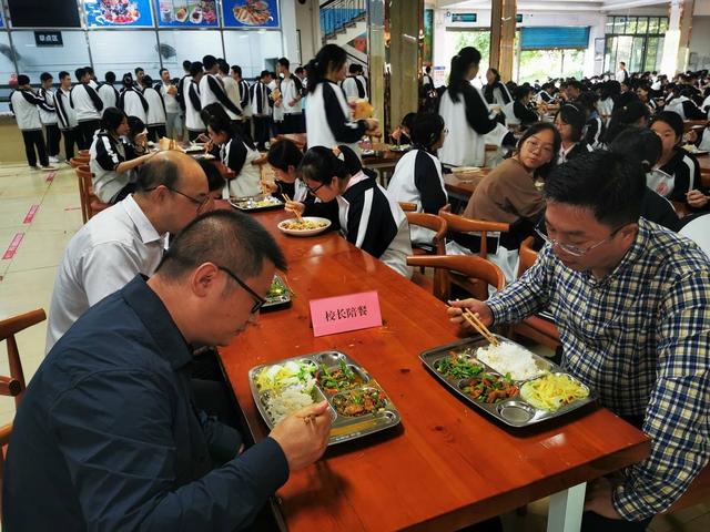 四川省达州一中：推行“五餐监督制”让学生娃娃吃好饭