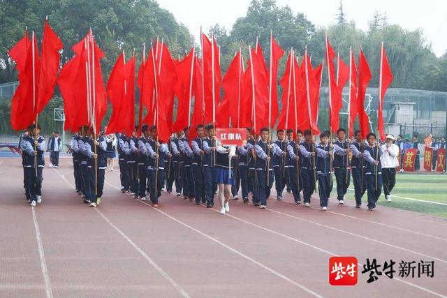 无人机表演“空降”田径场！南京市雨花台中学校园运动会亮点纷呈