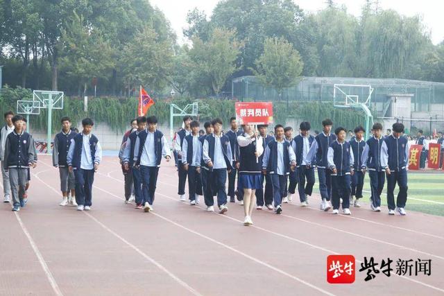 无人机表演“空降”田径场！南京市雨花台中学校园运动会亮点纷呈