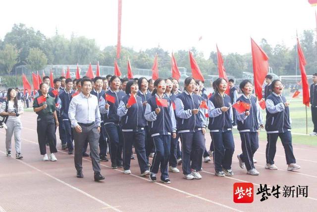 无人机表演“空降”田径场！南京市雨花台中学校园运动会亮点纷呈