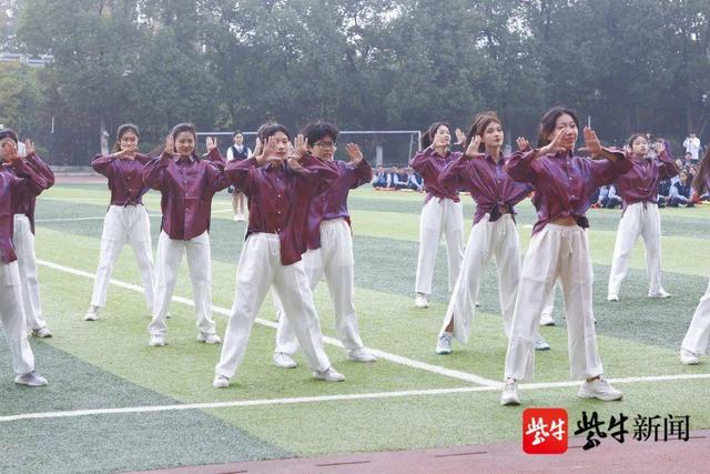 无人机表演“空降”田径场！南京市雨花台中学校园运动会亮点纷呈