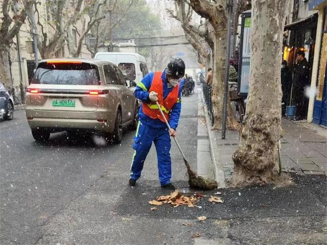 坚守一线的城市美容师闻“雪”而动，为安全保驾护航