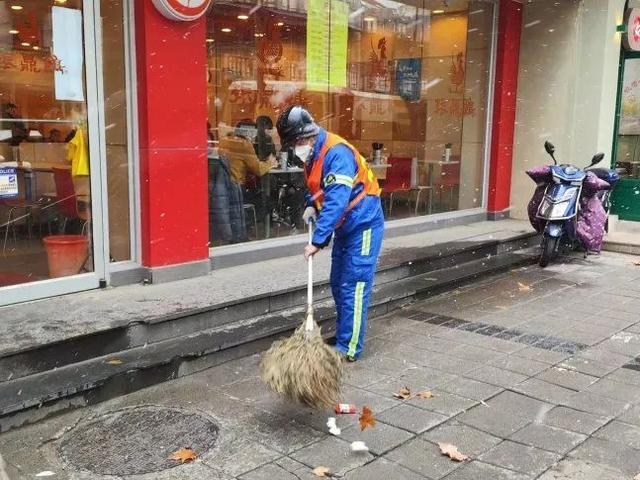 坚守一线的城市美容师闻“雪”而动，为安全保驾护航