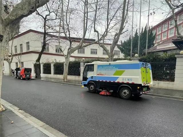 坚守一线的城市美容师闻“雪”而动，为安全保驾护航