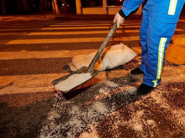 坚守一线的城市美容师闻“雪”而动，为安全保驾护航