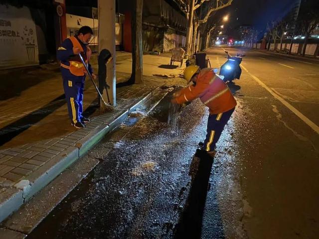 坚守一线的城市美容师闻“雪”而动，为安全保驾护航