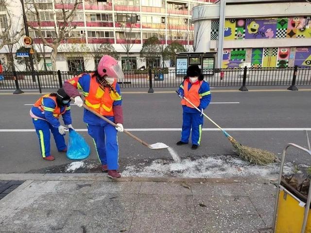 坚守一线的城市美容师闻“雪”而动，为安全保驾护航