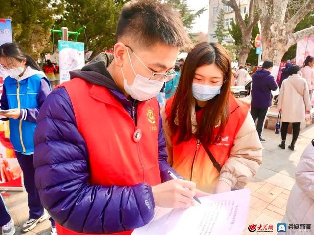 市南区八大湖街道：雷锋精神暖心行  三月暖流漾人心