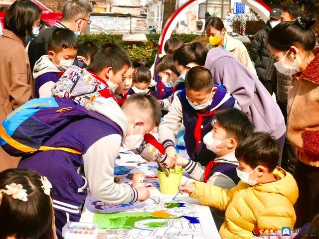 市南区八大湖街道：雷锋精神暖心行  三月暖流漾人心