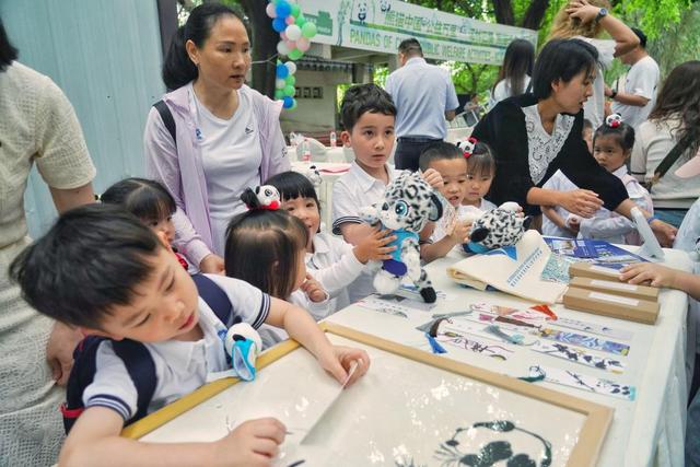 国宝与国服同框 渝港澳（亚欧）青少年自然探索美丽行动走进动物园